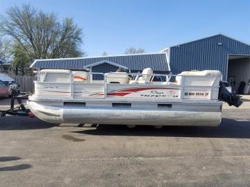 2005 SUN TRACKER PARTY BARGE