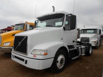 2011 VOLVO VNM64T200