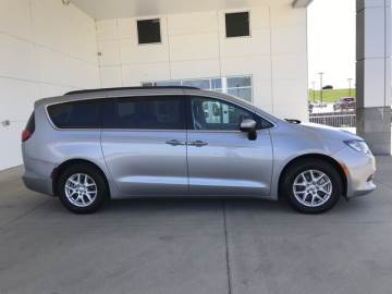 2020 CHRYSLER VOYAGER