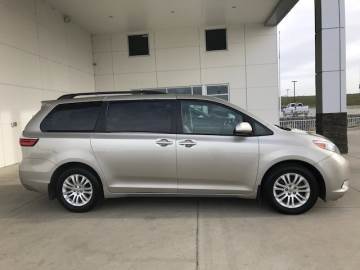 2017 TOYOTA SIENNA