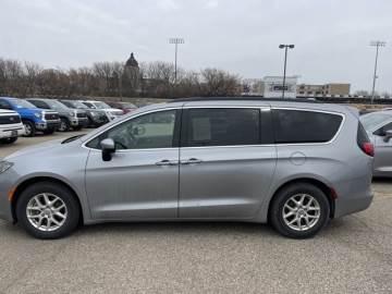2020 CHRYSLER VOYAGER