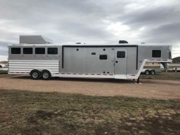 2019 FEATHERLITE 9821 LIBERTY 4 HORSE LIVING QUARTERS