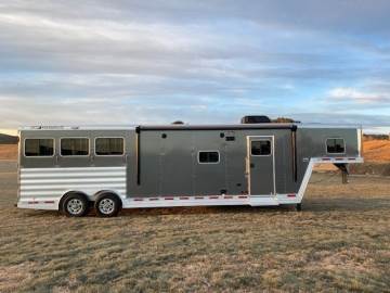 2023 FEATHERLITE 9808 GOOSENECK 3 HORSE LIVING QUARTERS