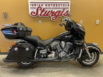 2017 INDIAN MOTORCYCLE ROADMASTER® THUNDER BLACK