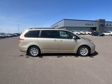 2011 TOYOTA SIENNA