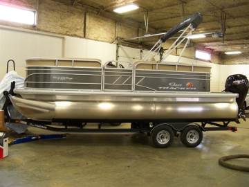 2020 SUNTRACKER PARTY BARGE 20 FT