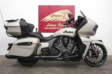 2023 INDIAN MOTORCYCLE® PURSUIT DARK HORSE SILVER QUARTZ SMOKE