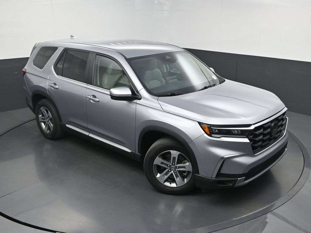 Used fourth-generation 2023 Honda Pilot three-row SUV, front three-quarter view
