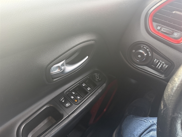 2016 Jeep Renegade Trailhawk - Photo 16