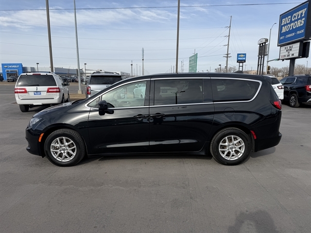 2024 Chrysler Voyager LX's photo