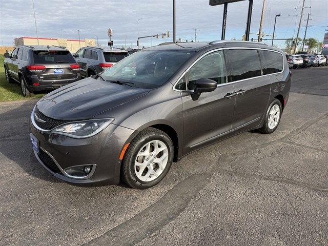 2017 Chrysler Pacifica Touring-L Plus's photo