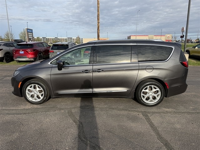 2017 Chrysler Pacifica Touring-L Plus's photo