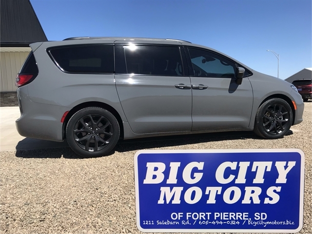 2023 Chrysler Pacifica Touring L's photo