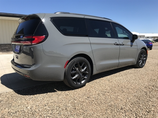 2023 Chrysler Pacifica Touring L's photo