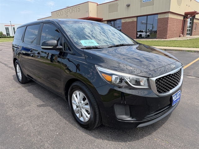 2017 Kia Sedona LX's photo