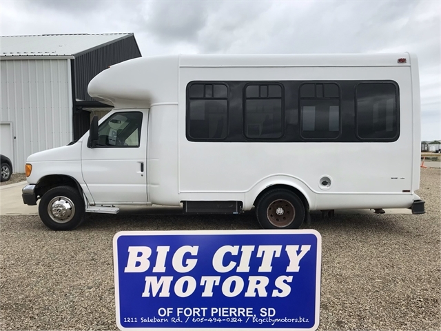 2003 Ford E350 8+ Passenger WheelChair Lift