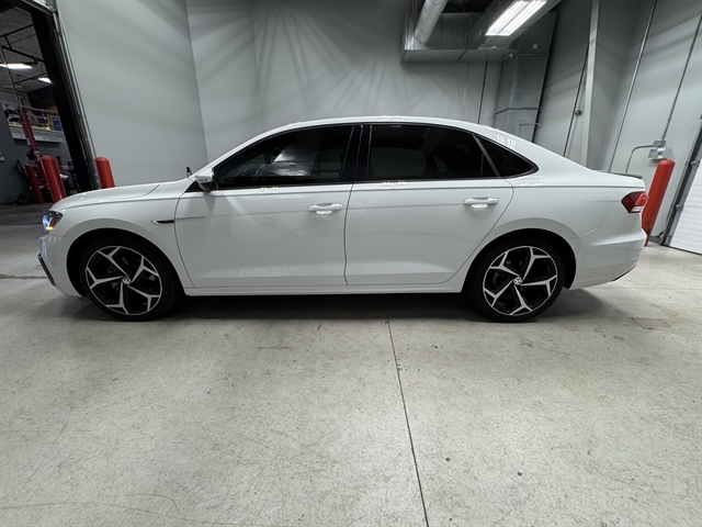 2021 Volkswagen Passat 2.0T R-Line photo 2