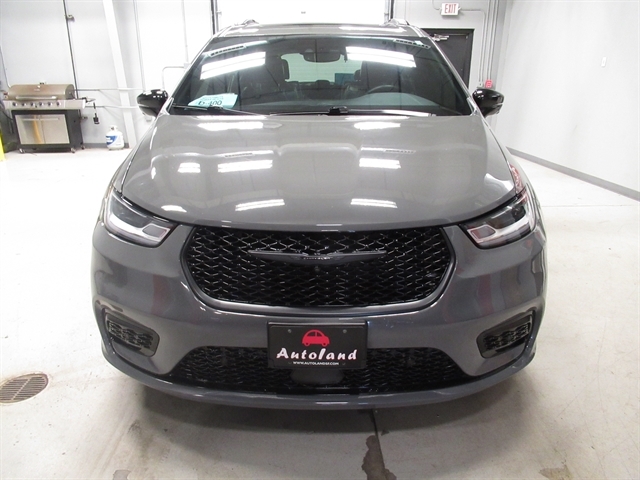 2023 Chrysler Pacifica Limited AWD's photo