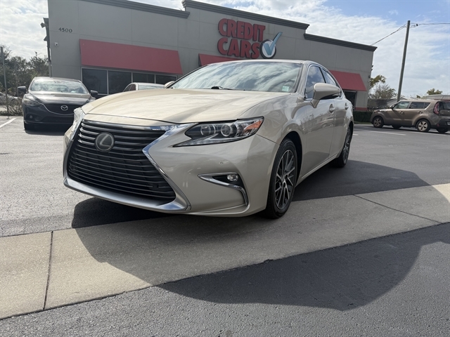 2016 Lexus ES Base's photo