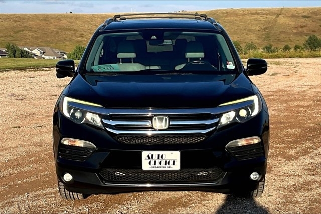 2017 Honda Pilot Touring photo 2