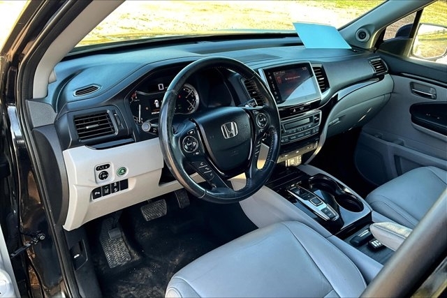 2017 Honda Pilot Touring photo 17