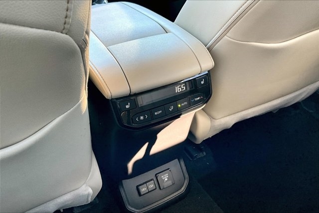 2023 Toyota Highlander Hybrid Platinum photo 10