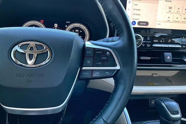 2023 Toyota Highlander Hybrid Platinum photo 12