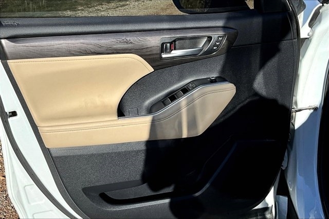 2023 Toyota Highlander Hybrid Platinum photo 19