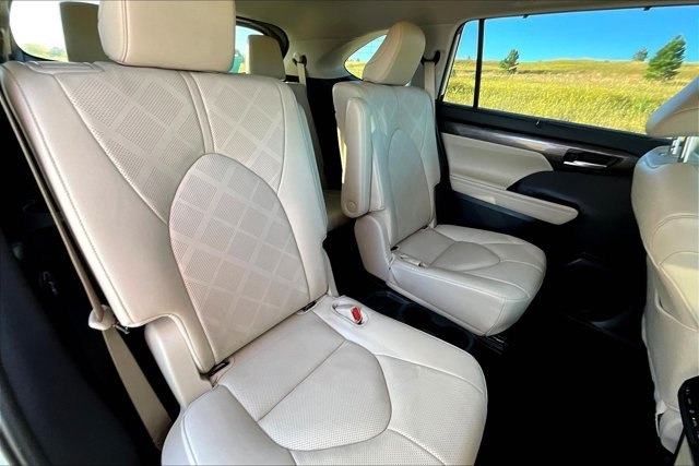 2023 Toyota Highlander Hybrid Platinum photo 23