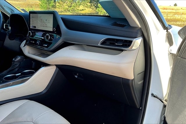 2023 Toyota Highlander Hybrid Platinum photo 25