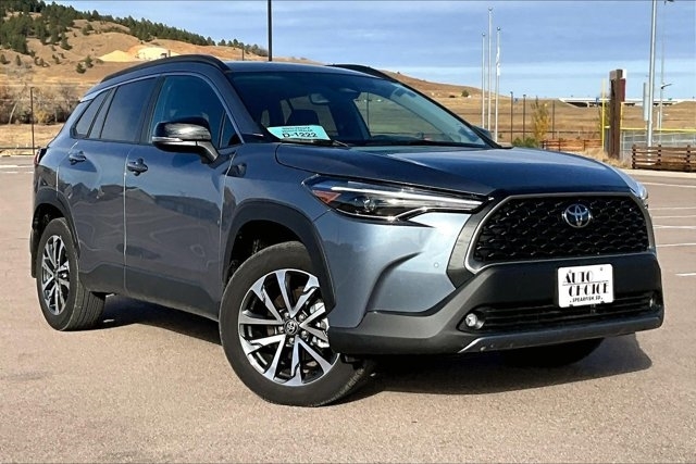 2025 Toyota Corolla Cross XLE photo 3