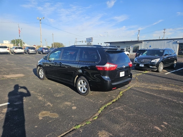 2017 Toyota Sienna LE photo 2