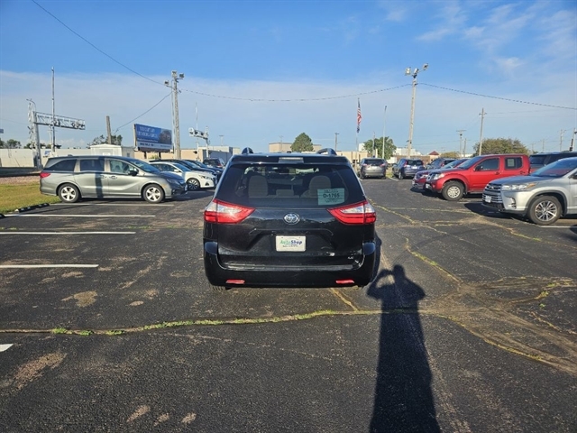 2017 Toyota Sienna LE photo 3