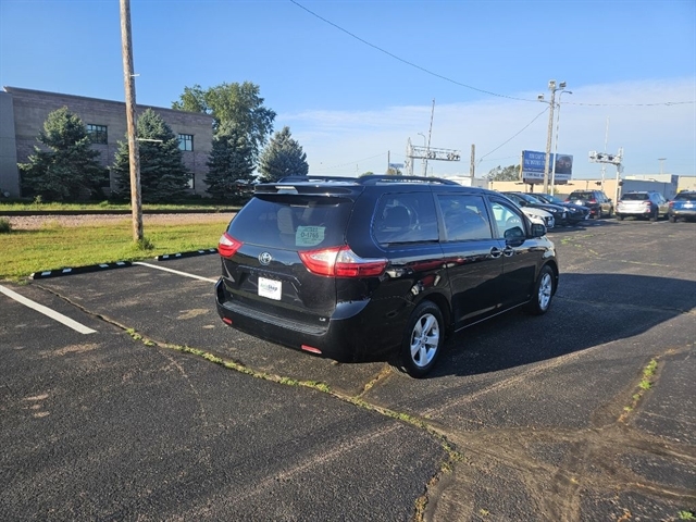 2017 Toyota Sienna LE photo 4