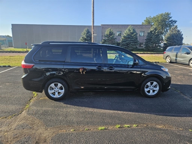 2017 Toyota Sienna LE photo 5