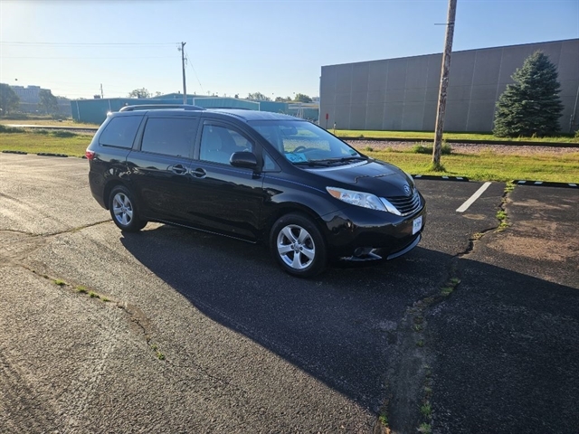 2017 Toyota Sienna LE photo 6