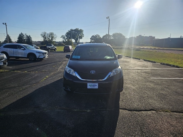 2017 Toyota Sienna LE photo 7