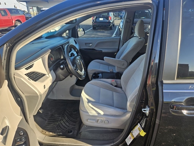 2017 Toyota Sienna LE photo 8