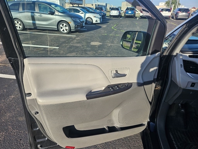 2017 Toyota Sienna LE photo 9