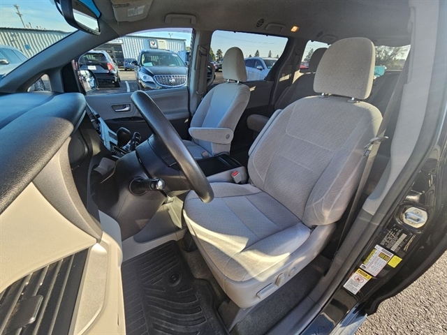2017 Toyota Sienna LE photo 10