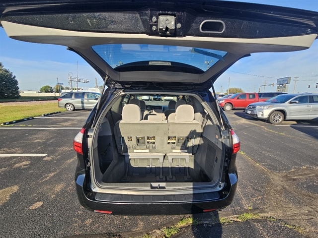 2017 Toyota Sienna LE photo 11