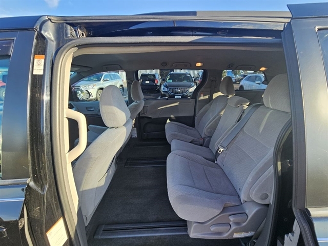 2017 Toyota Sienna LE photo 12