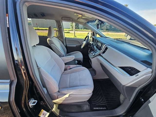 2017 Toyota Sienna LE photo 13