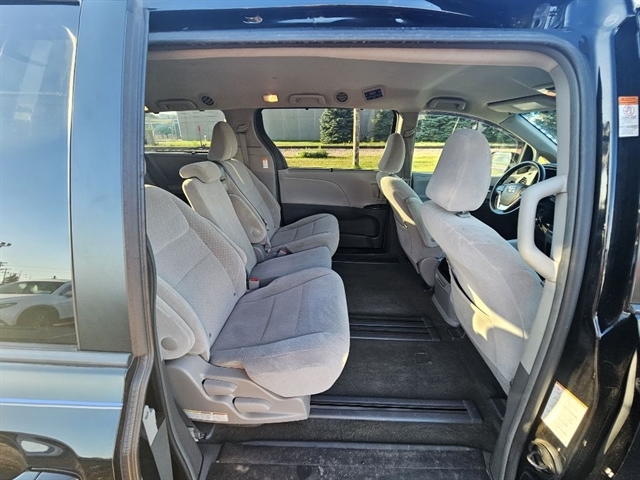 2017 Toyota Sienna LE photo 14