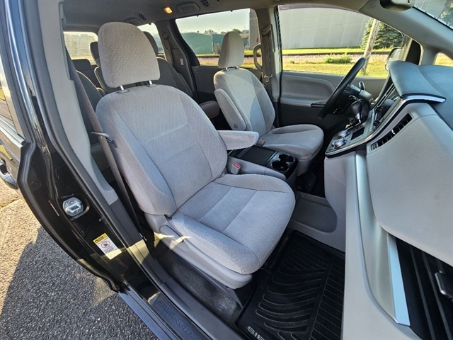 2017 Toyota Sienna LE photo 15