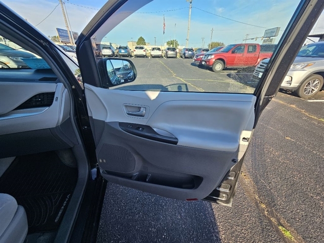 2017 Toyota Sienna LE photo 16
