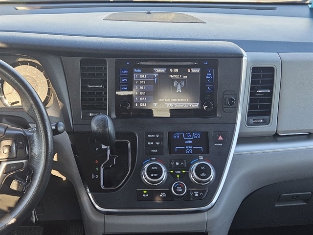 2017 Toyota Sienna LE photo 17