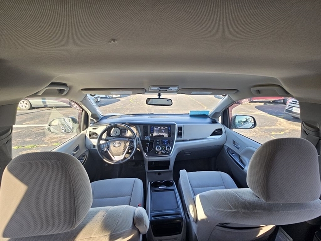 2017 Toyota Sienna LE photo 18