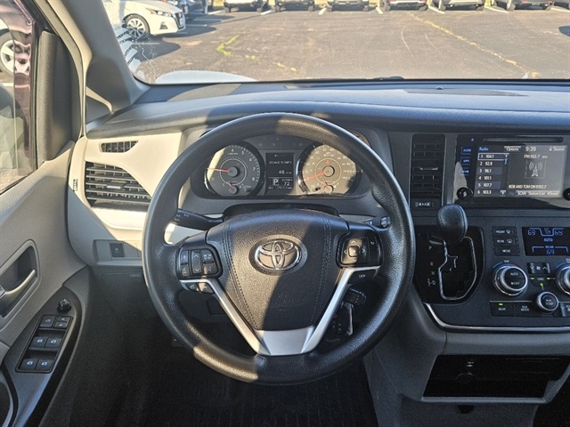 2017 Toyota Sienna LE photo 19