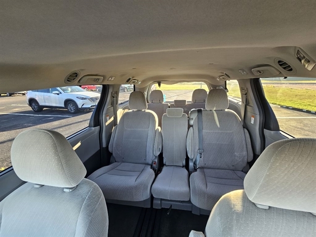 2017 Toyota Sienna LE photo 21